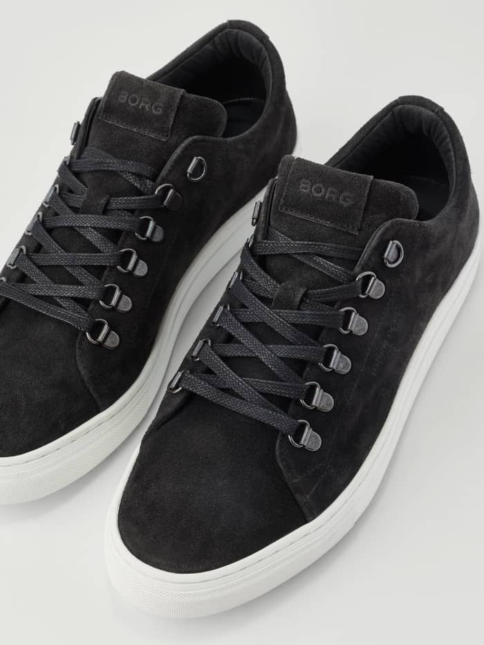 Men's Classic Suede D-Ring Sneakers in Zwart met tonale logo's, een tennis-geïnspireerd design en witte zolen. - Image 4