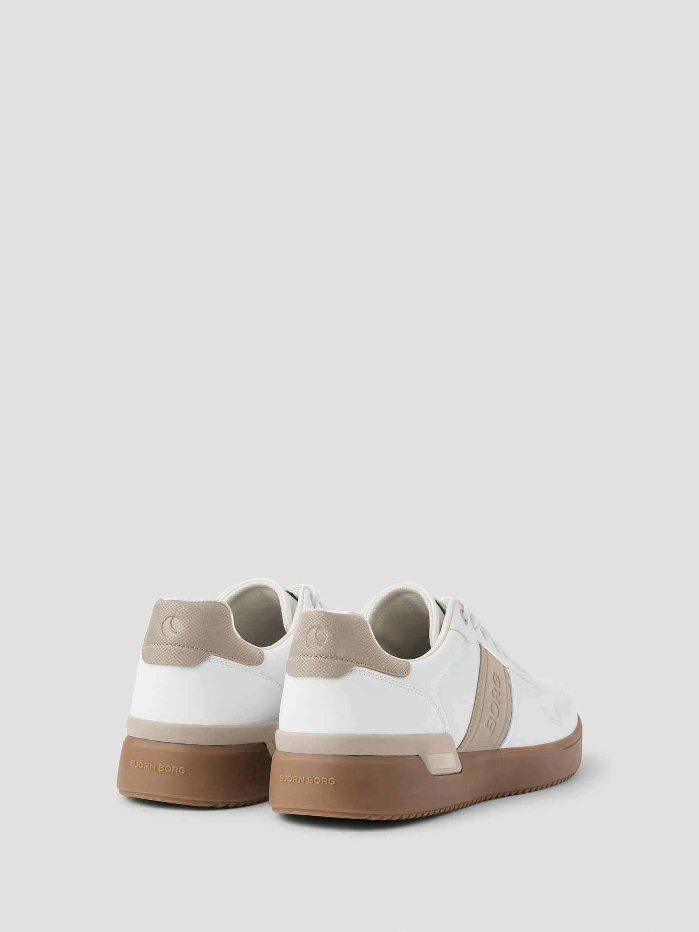 Rückansicht der Men's Spin Waterbased Sneakers in Weiß und Beige mit tennisinspirierter Silhouette und beigen Logos. - Image 3