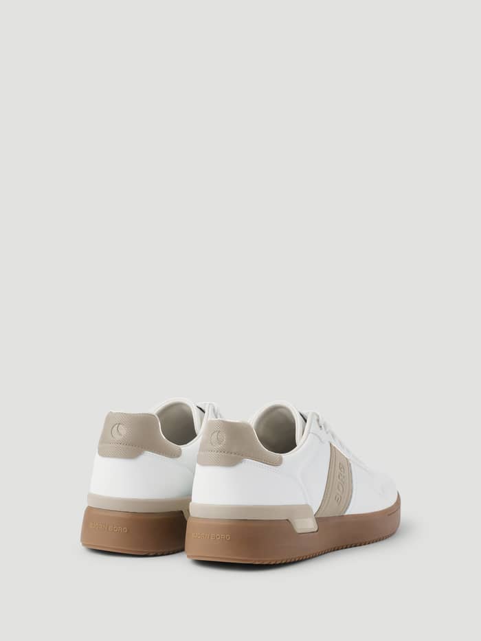 Achteraanzicht van de Men's Spin Waterbased Sneakers in Wit en Beige met een tennisgeïnspireerd silhouet en beige logo's. - Image 3