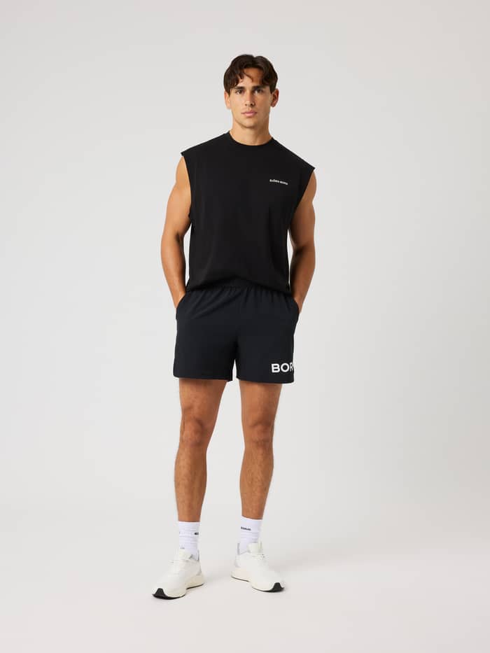 Ganzkörper-Vorderansicht des Borg Gym Sleeveless T-Shirt in Black Beauty (Schwarz) mit weißem Brustlogo für das Training. - Image 3