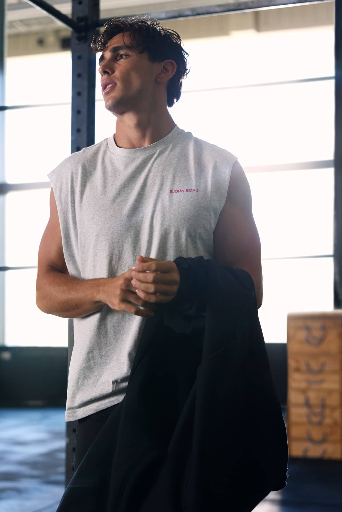 Borg Gym Sleeveless T-Shirt en Ultra Light Grey Melange (Gris) avec logo rose lors d'une séance de training en salle. - Image 1