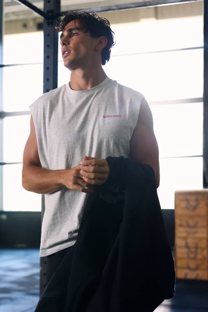 Borg Gym Sleeveless T-Shirt in Ultra Light Grey Melange (Grijs) met roze logo voor heren tijdens een training.