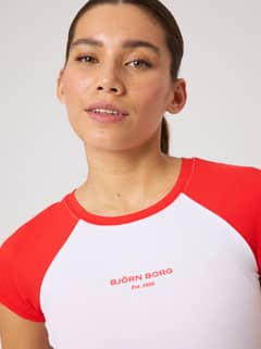 Close-up of the ribbed Studio Ringer T-Shirt in Brilliant White (White) with red raglan sleeves and a red logo for tennis. - Image 7