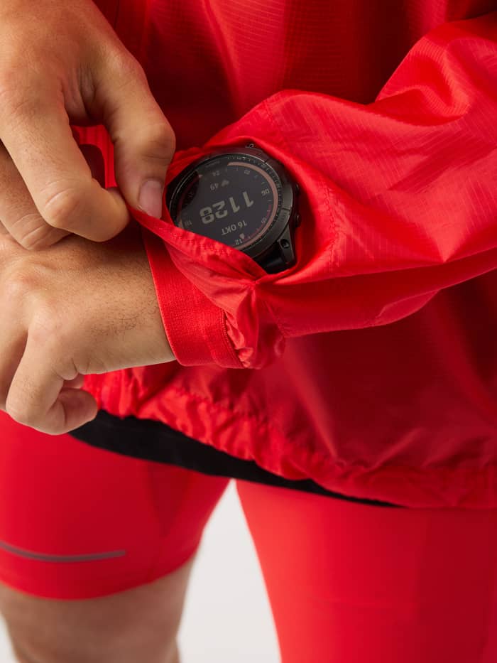Nahaufnahme der Uhrenöffnung an der Borg Performance Wind Jacket in Flame Scarlet (Rot) für das Running. - Image 4