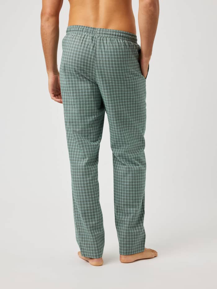Rückansicht eines Mannes in Core Flannel Pyjama Pants aus grün-schwarz kariertem, angerautem Flanell. - Image 2