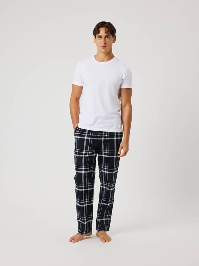Ganzkörper-Vorderansicht eines Models in Core Flannel Pyjama Pants mit Karomuster in Schwarz, Grau und Weiß. - Image 3