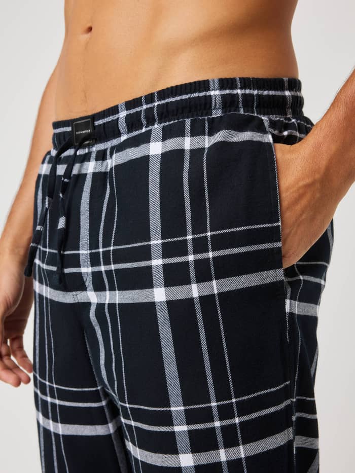 Core Flannel Pyjama Pants im Karomuster in Lounge Pattern (Schwarz, Grau, Weiß) aus Flanell mit schwarzem Logo-Label. - Image 5