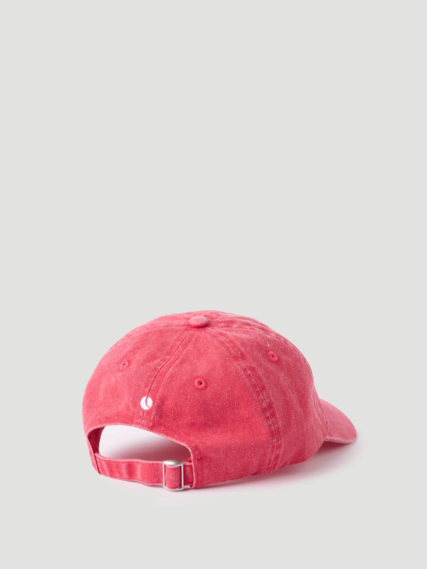 Borg Washed Signature Cap 56 i Flame Scarlet (Rød) sett bakfra med justerbar metallspenne og tennisball-detalj. - Image 3