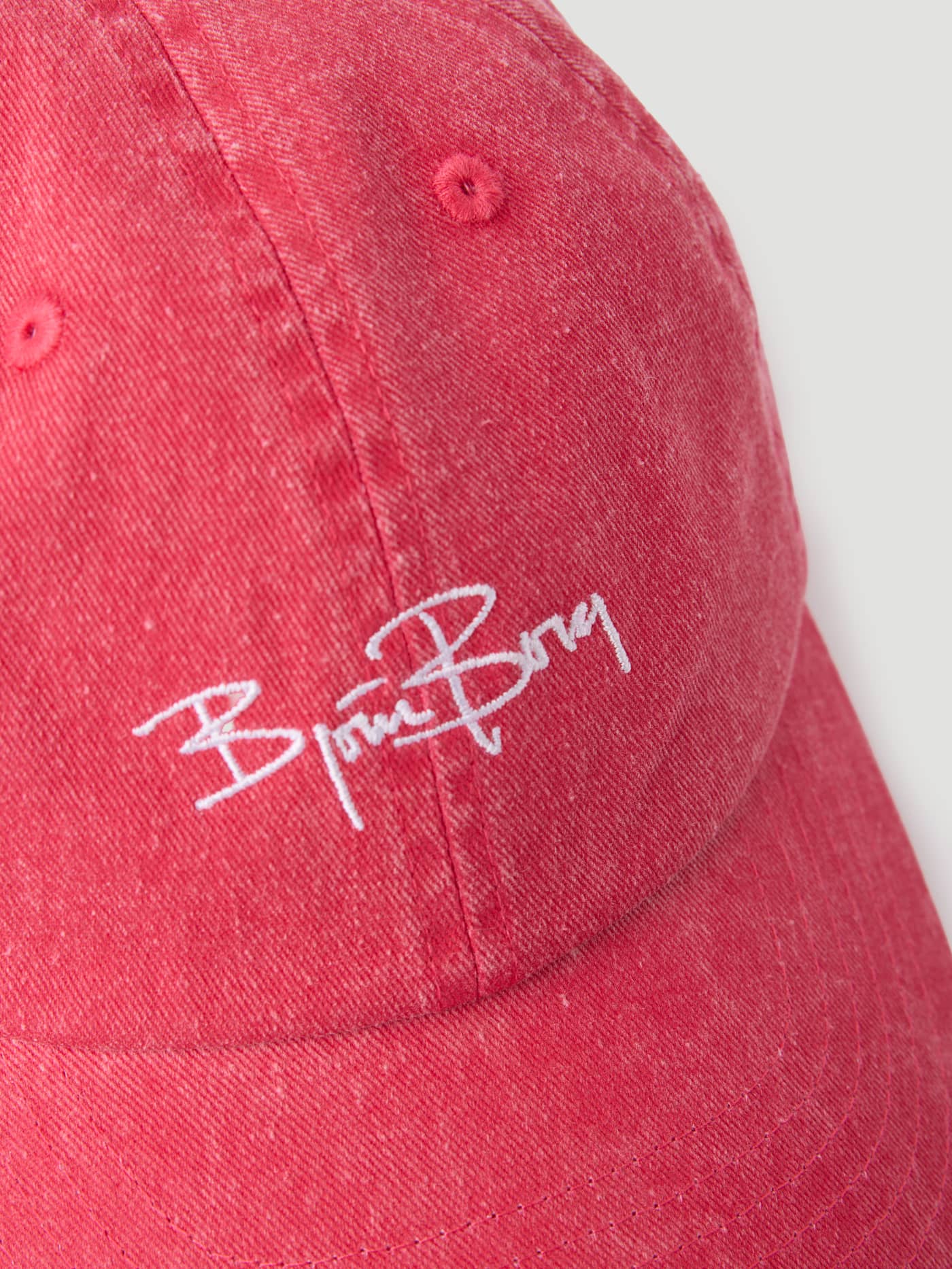 Nærbilde av Borg Washed Signature Cap 56 i Flame Scarlet (Rød) med hvit signaturbrodering på vasket bomull. - Image 4