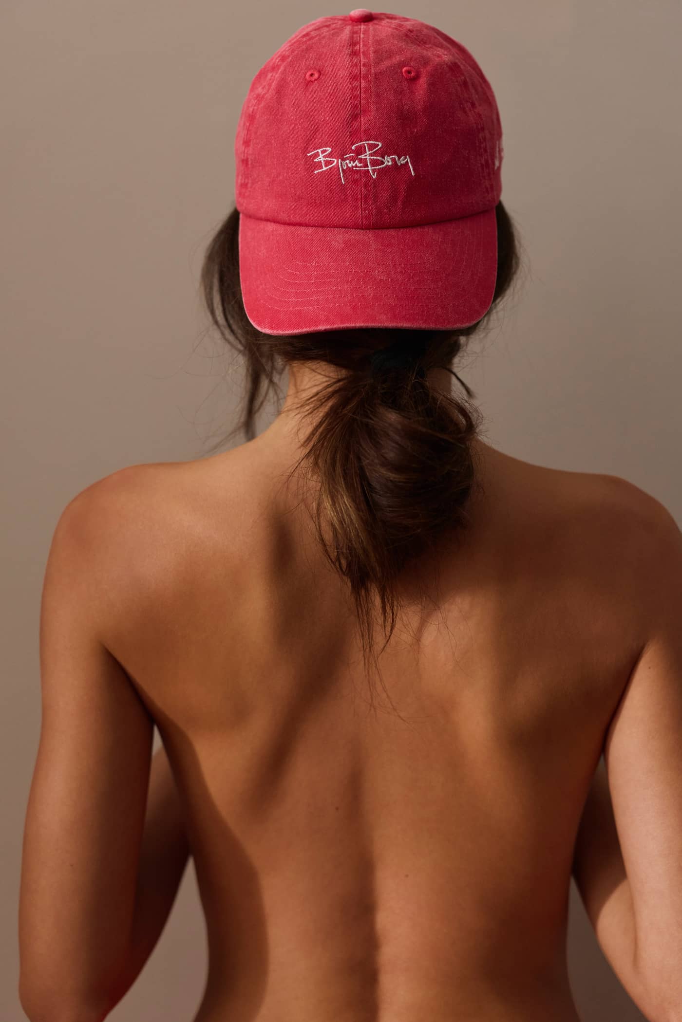 Borg Washed Signature Cap 56 i Flame Scarlet (rød) sett bakfra med signaturbroderi. - Image 1