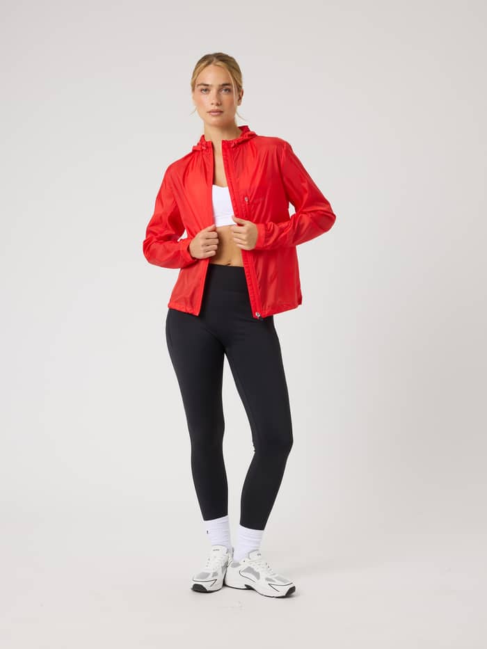 Borg Performance Wind Jacket i Flame Scarlet (Röd) sedd framifrån i helfigur, perfekt för löpning.