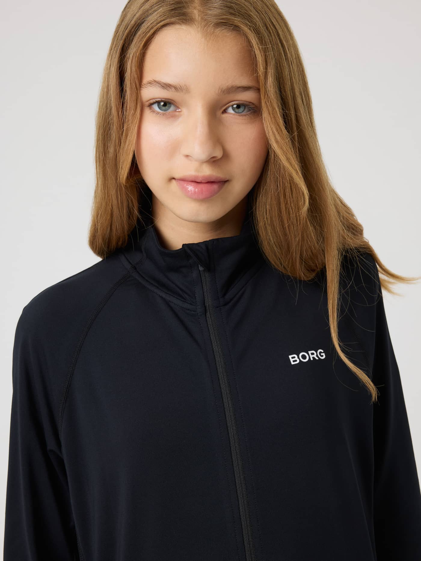 Kids Borg Full Zip Midlayer i Black Beauty (Svart) med hvit logo, nærbilde forfra til trening. - Image 6