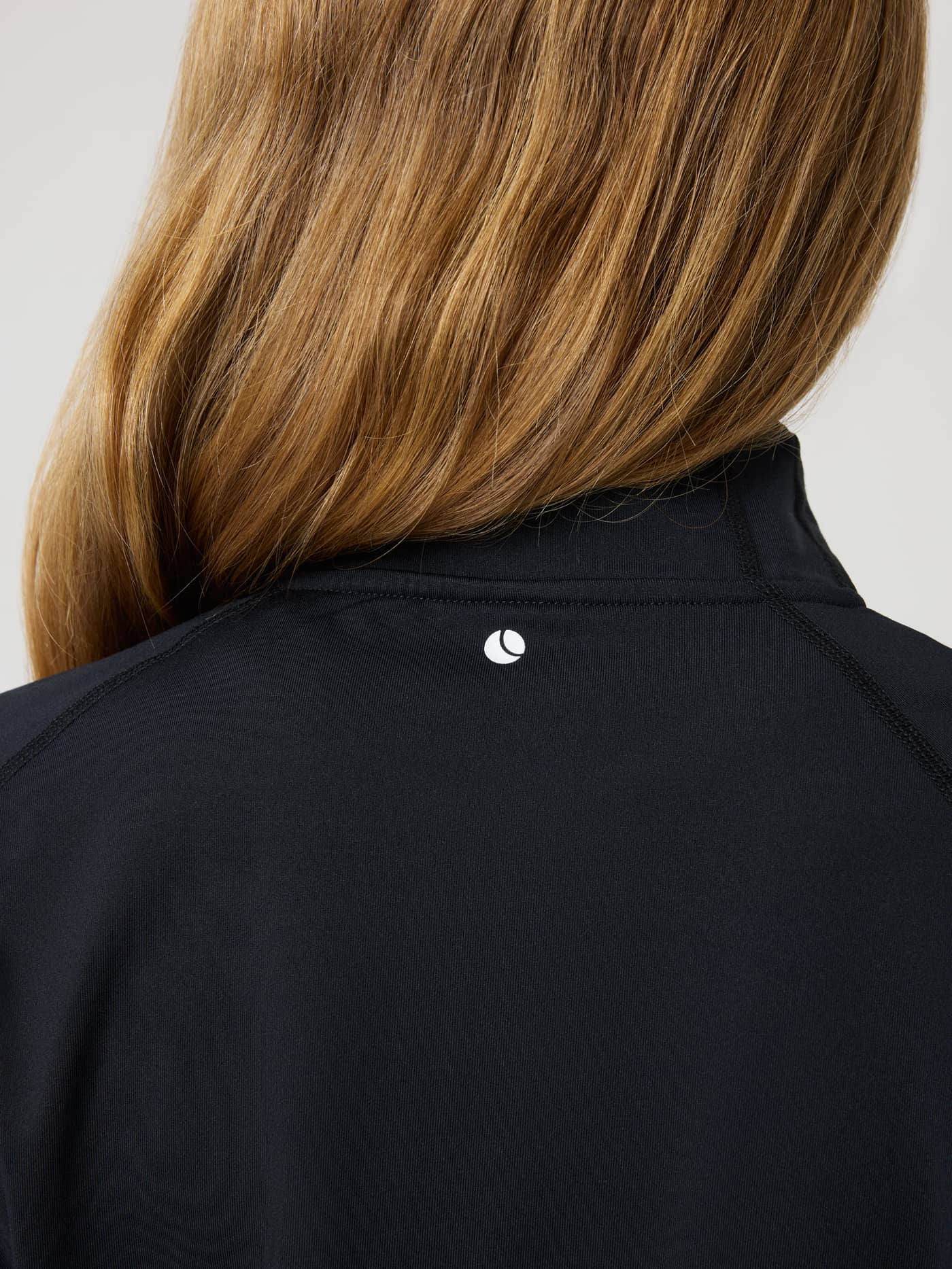 Bakdetalj av barnas Borg Full Zip Midlayer i Black Beauty (Svart) med hvit tennislogo til trening. - Image 4