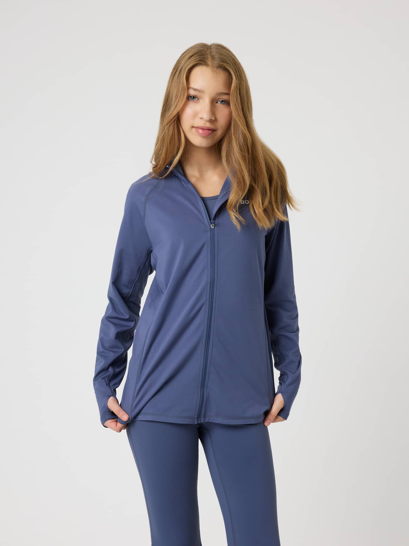 Borg Full Zip Midlayer til kids i Nightshadow Blue (Blå) med hvit logo og tommelhull, sett forfra til trening. - Image 1