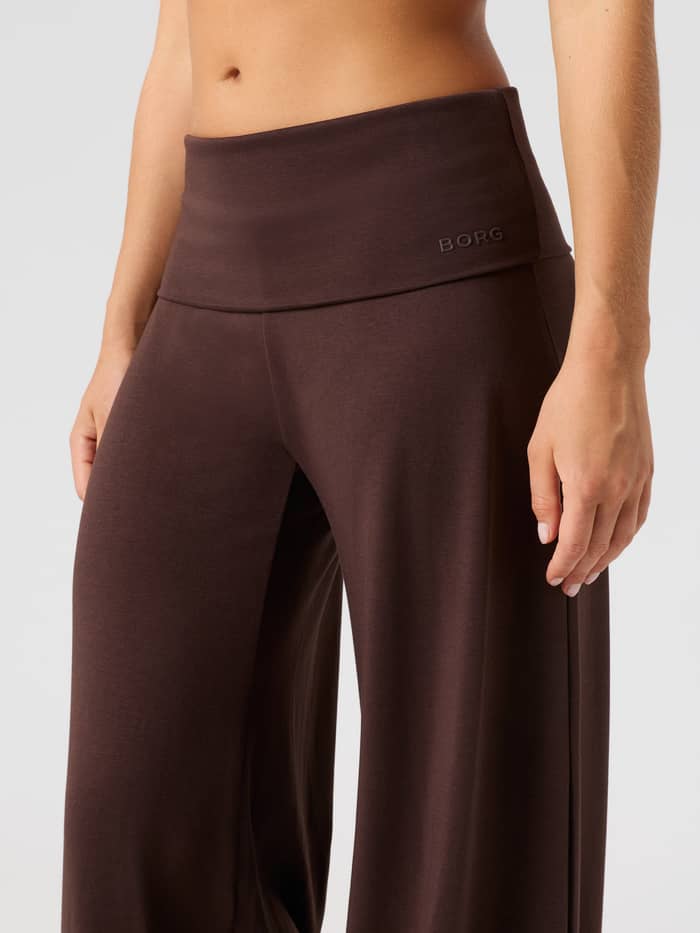 Close-up van de Studio Flow Folded Wide Pants in Coffee Bean (bruin) met focus op de omvouwbare hoge tailleband. - Image 5