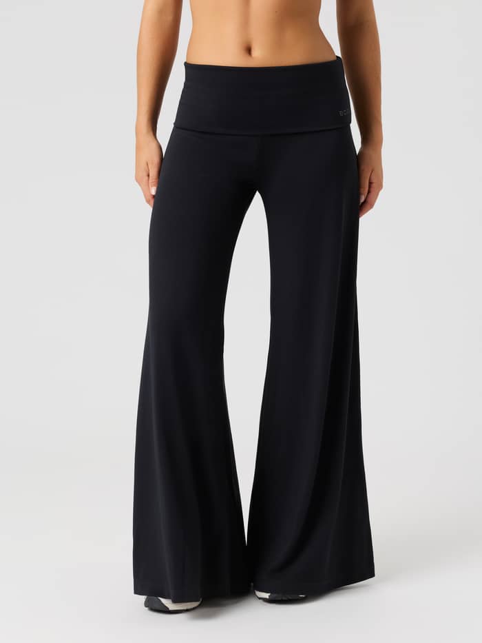 Voorzijde van de Studio Flow Folded Wide Pants in Black Beauty (zwart) met wijde pijpen en een omvouwbare hoge tailleband. - Image 3