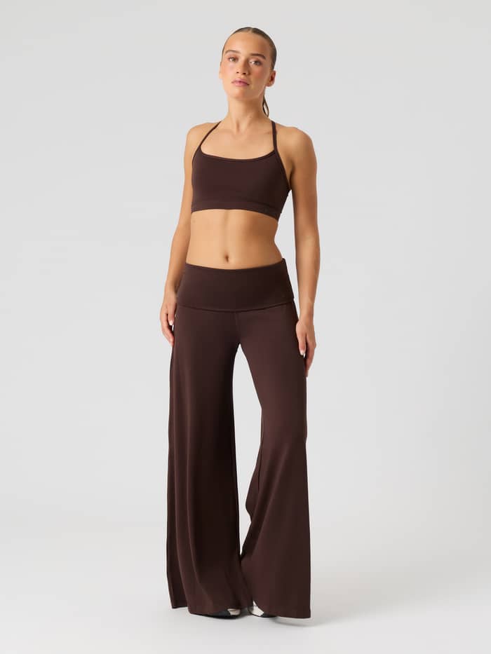 Vue de face d'un mannequin portant le Studio Flow Folded Wide Pants en Coffee Bean (brun) avec une taille haute repliable.