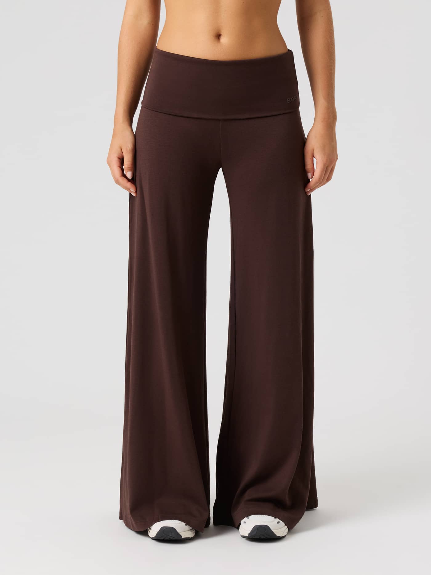 Vorderansicht der Studio Flow Folded Wide Pants in Coffee Bean (Braun) mit umklappbarem hohem Bund und weitem Bein. - Image 2