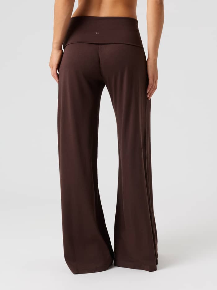 Achteraanzicht van de Studio Flow Folded Wide Pants in Coffee Bean (bruin) met een omvouwbare tailleband. - Image 3