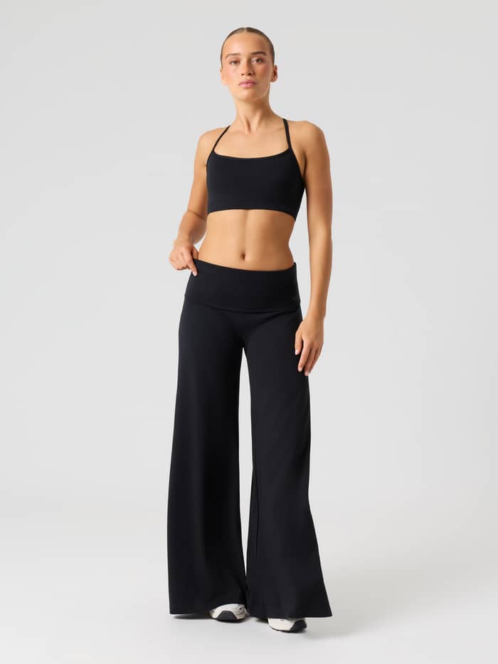 Voorzijde van de Studio Flow Folded Wide Pants in Black Beauty (zwart) met wijde pijpen en een omvouwbare hoge taille. - Image 2