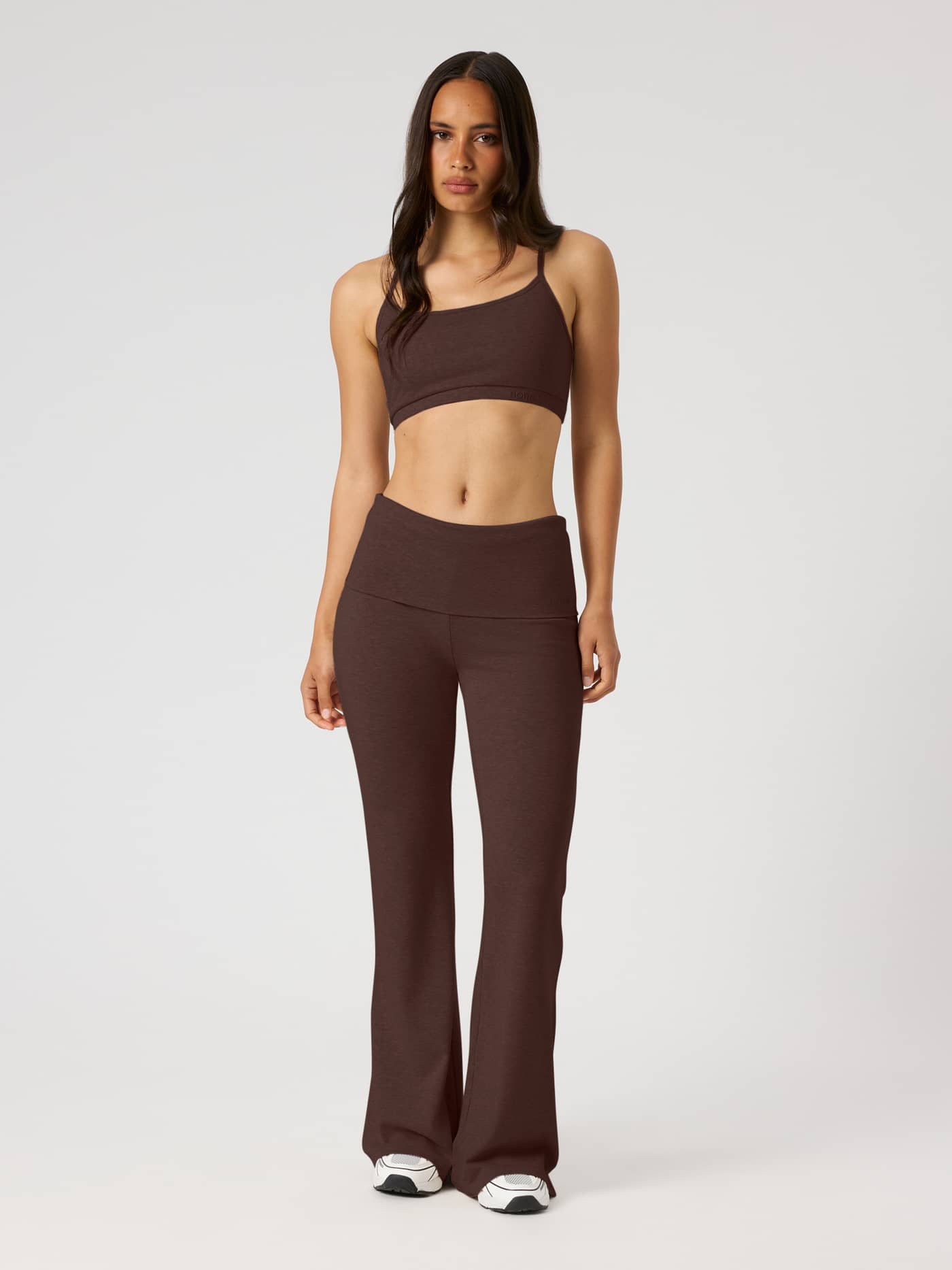 Studio Flow Folded Wide Pants i Coffee Bean (Brun) sedda framifrån på en modell, med vid passform för träning. - Image 1