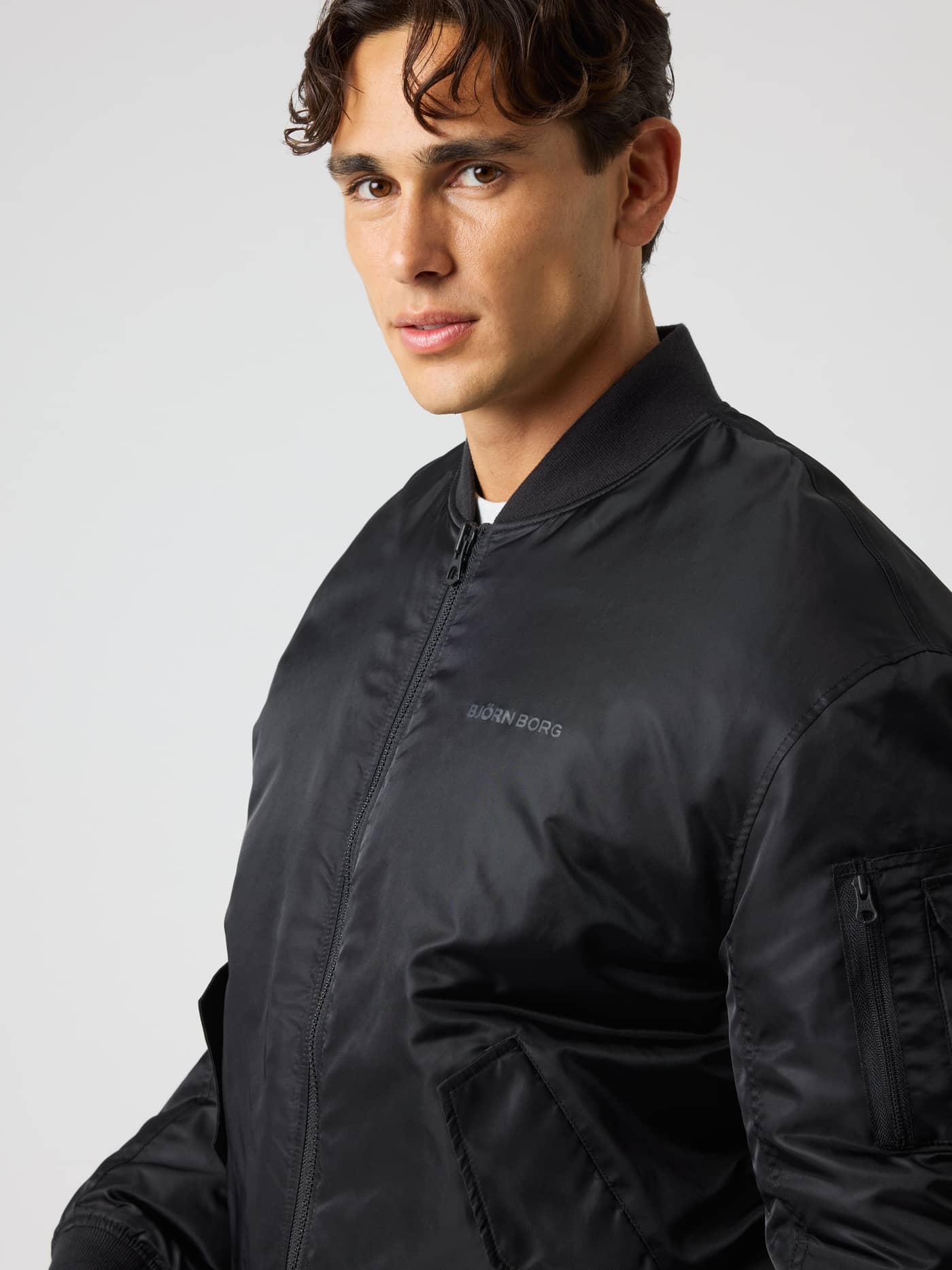 Vattert Borg Bomber Jacket i Black Beauty (Svart) sett fra siden med tonal logo på brystet til trening og tennis. - Image 5