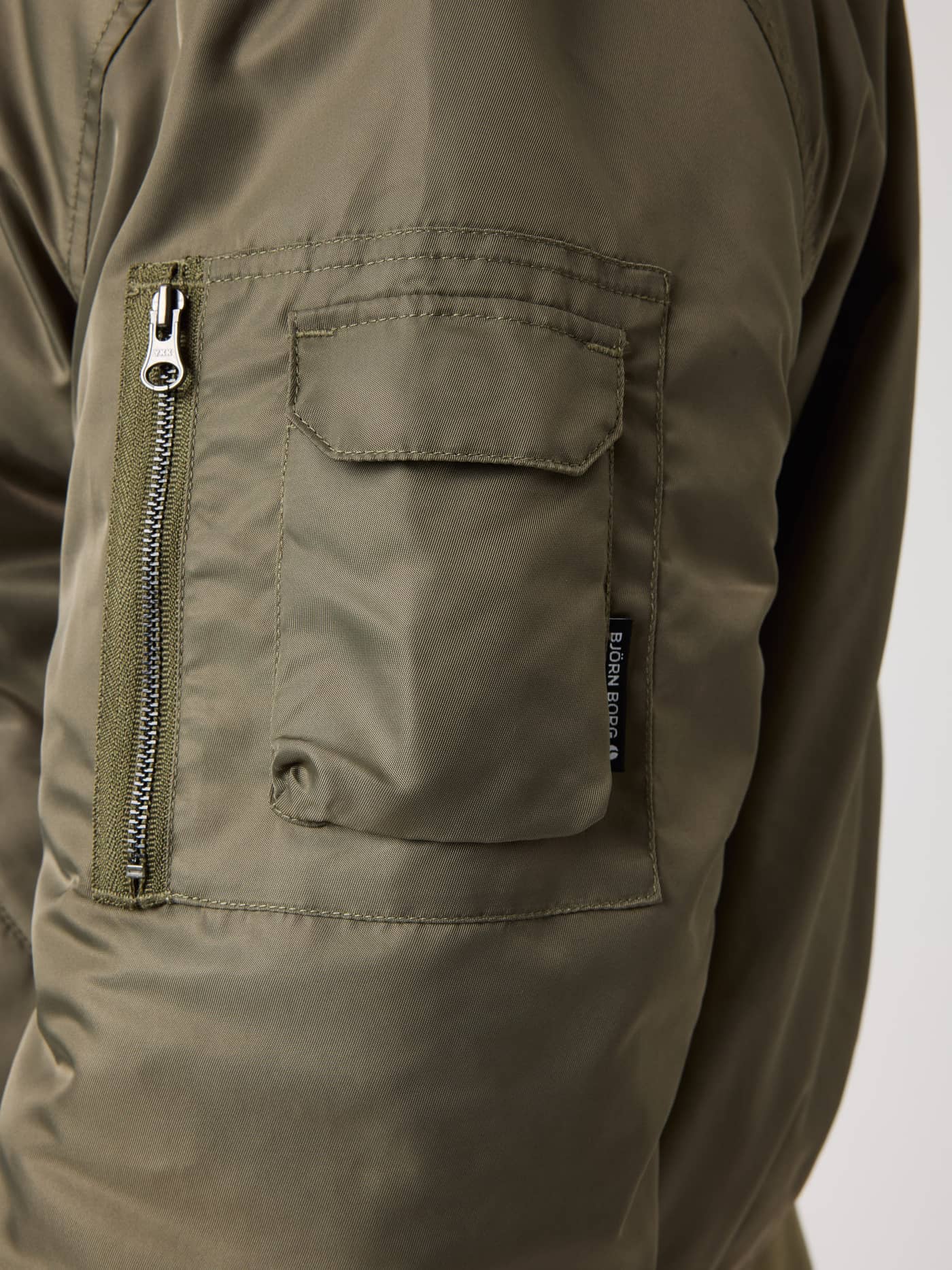 Borg Bomber Jacket i Kalamata (Grønn) med ermelomme med glidelås og svart logodetalj, til tennis. - Image 4