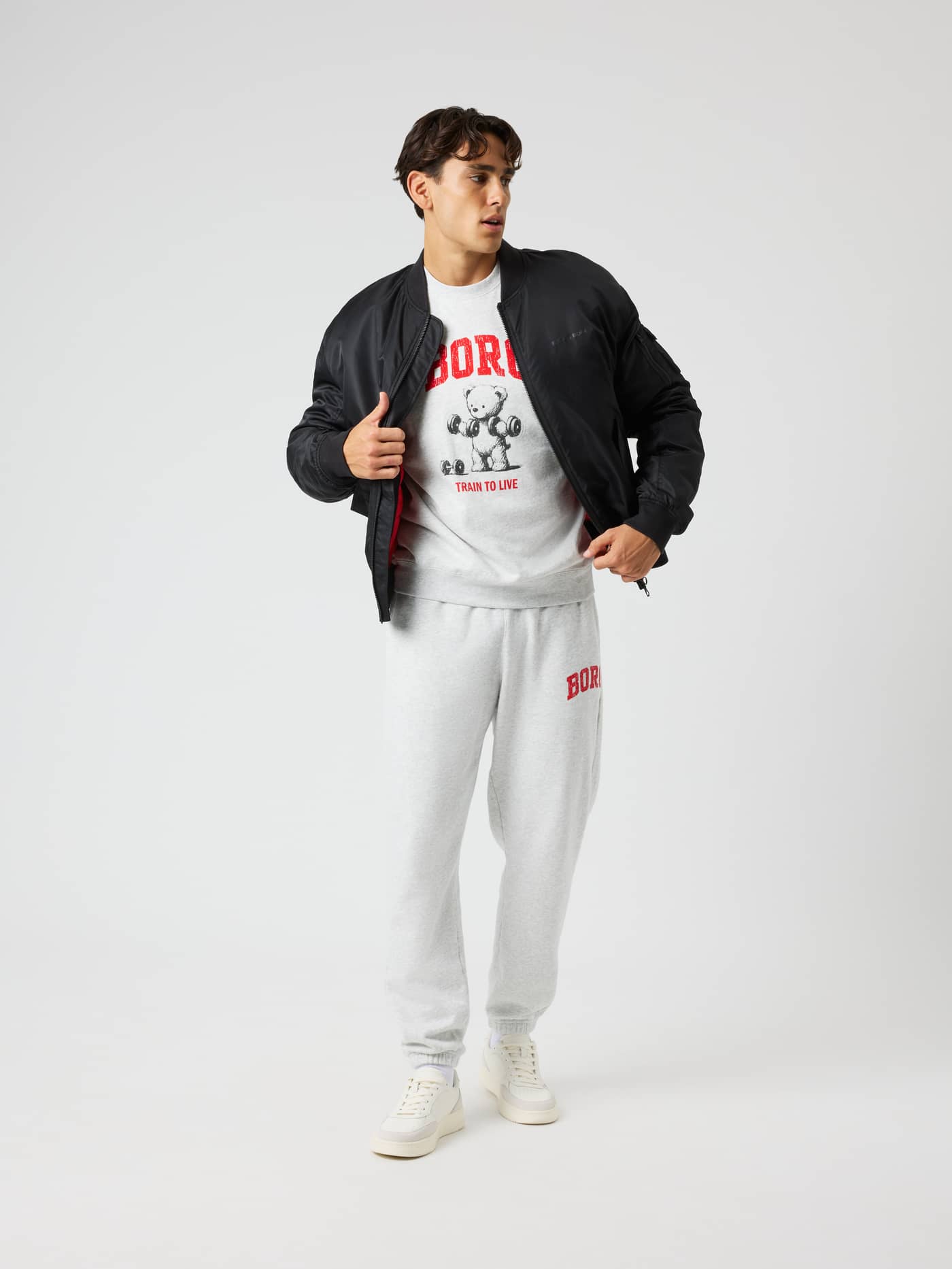 Åpen Borg Bomber Jacket i Black Beauty (Svart) på en mann sett forfra i full figur til trening og tennisstil. - Image 4
