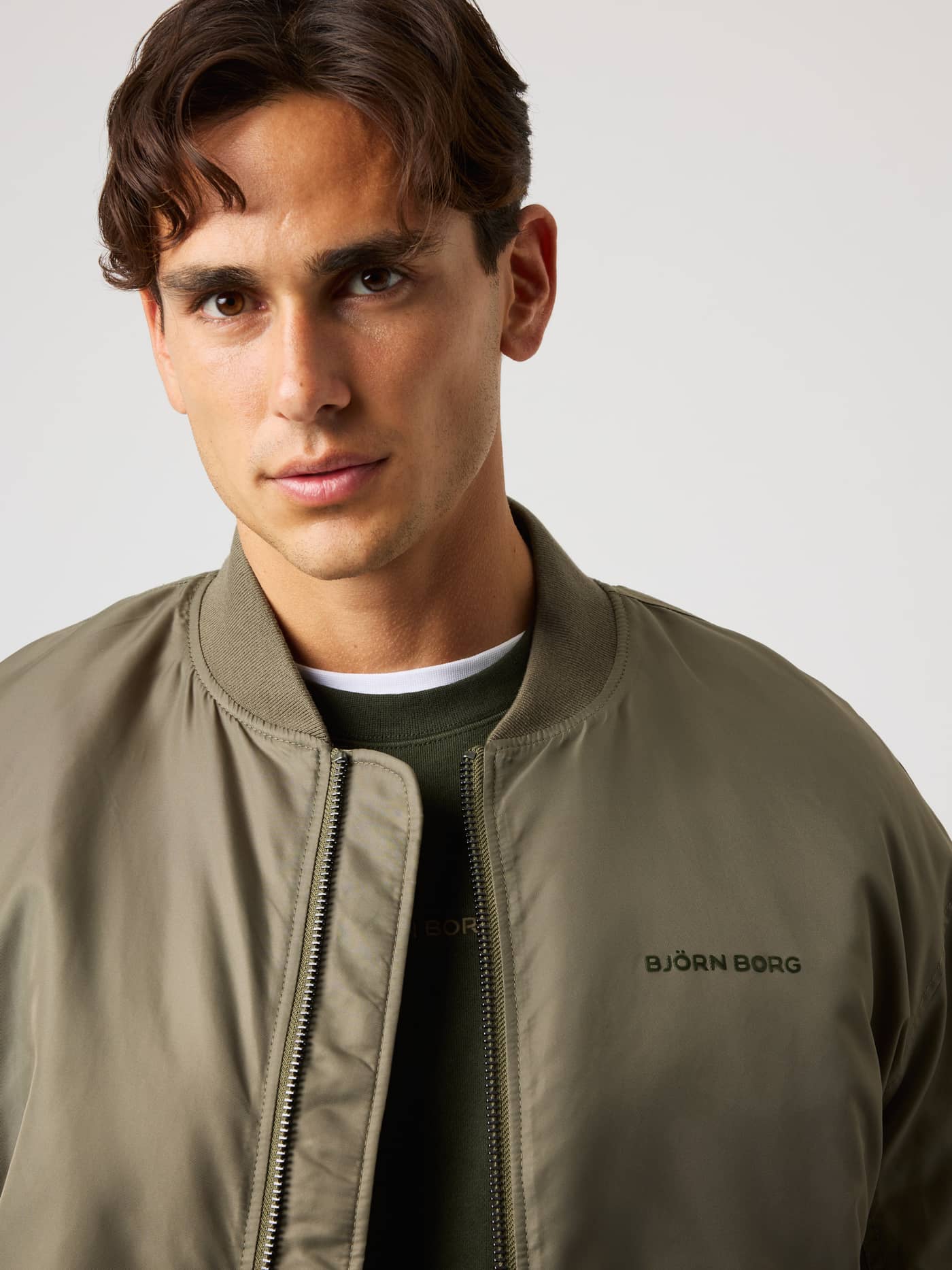 Portrett av mann i vattert Borg Bomber Jacket i Kalamata (Grønn) med logo, til trening og hverdagsbruk. - Image 5