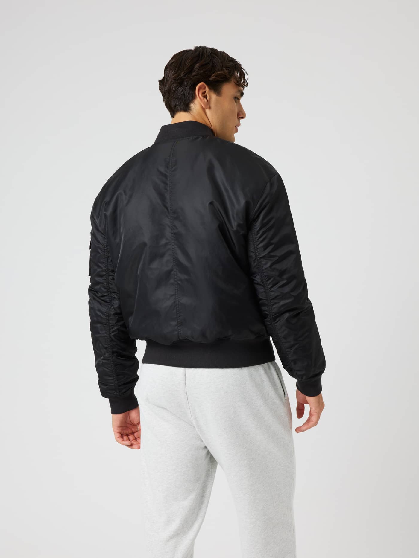Borg Bomber Jacket i Black Beauty (Svart) sett bakfra, et vattert lag til trening og tennis. - Image 3