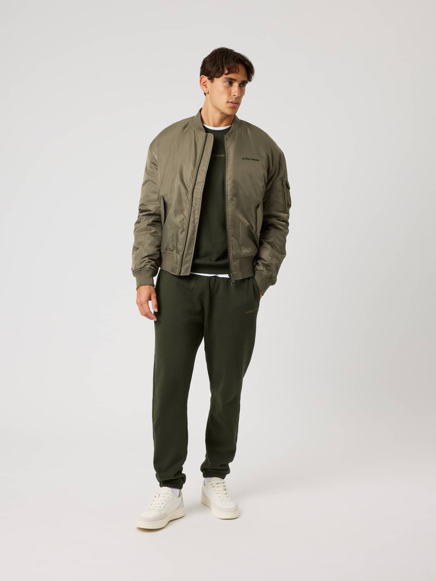 Borg Bomber Jacket i Kalamata (Grønn) med vattert mønster og svart logo, vist i helfigur til trening. - Image 3