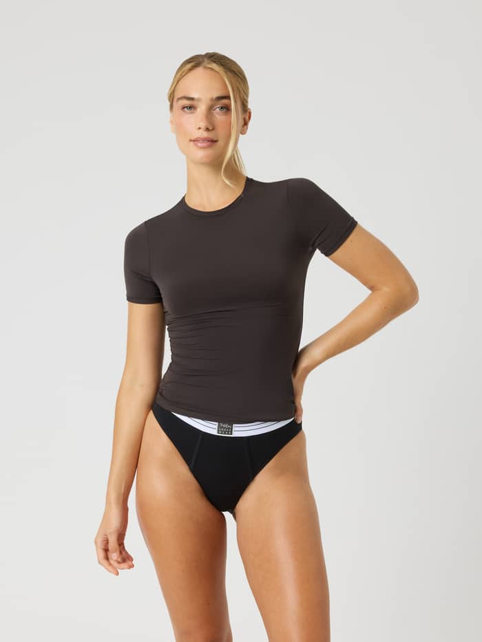 Modell i Björn Borg Comfort T-Shirt i Espresso (Brun) sedd framifrån, ett slim fit baslager i mjuk stretchig mikrofiber.