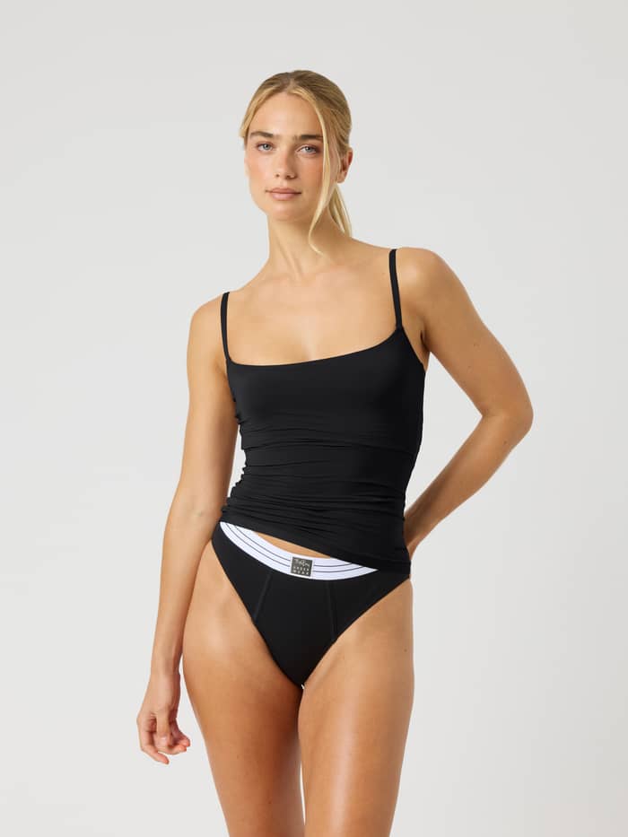 Comfort Strap Tank i Svart, en slim-fit mikrofibertopp med justerbare skulderstropper, sett forfra.