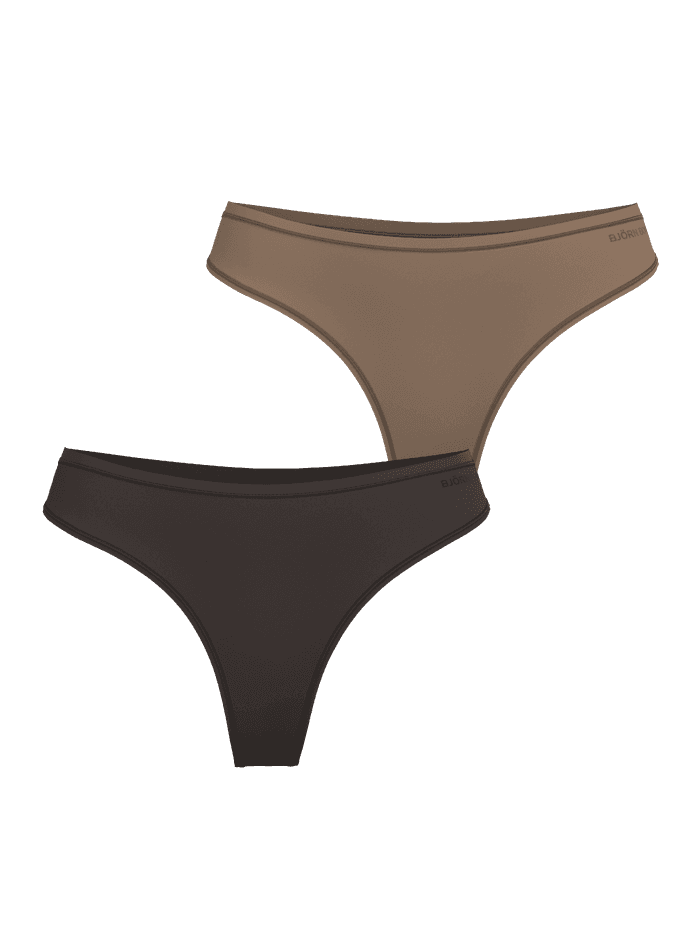 Comfort Thongs 2-pack i brune nuancer i glat mikrofiber med mellemhøj talje og tonede logoer på hoften set forfra.