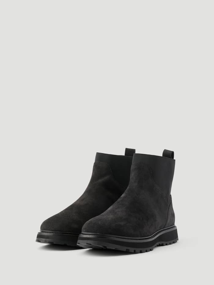 Men's Summit Chelsea Boots i Sort i premium læder med et tonalt logo og en teknisk profilsål set fra siden. - Image 2