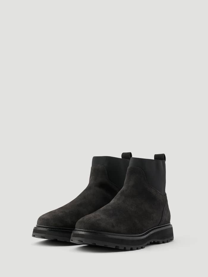 Women's Summit Chelsea Boots i sort læder set fra siden med en kraftig profilsål og tonalt præget sidelogo. - Image 2