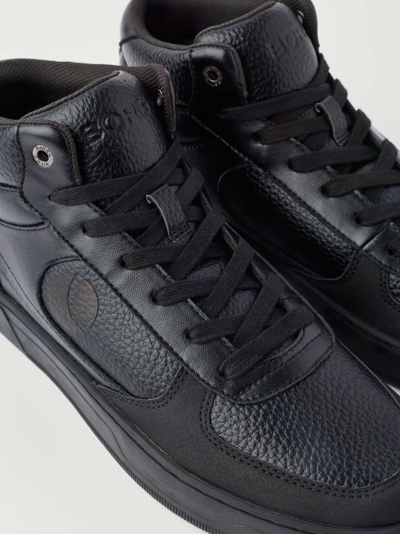 Men's Challenger Mid Sneakers in black synthetic leather featuring a tonal logo for a premium tennis-inspired look. - Image 4