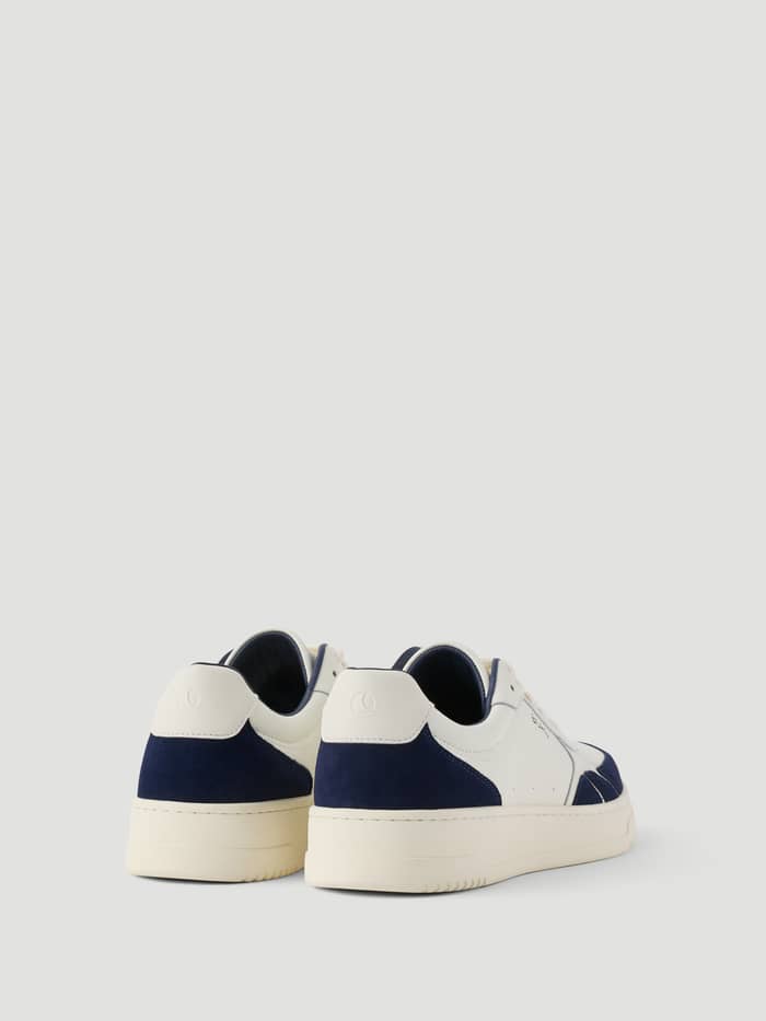 Achteraanzicht van de Men's Victory Leather Sneakers in wit en marineblauw, van premium leer in een tennisstijl. - Image 4