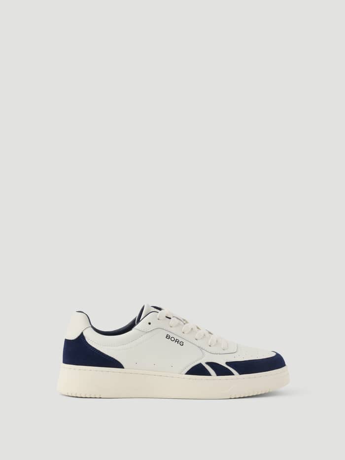 Men's Victory Leather Sneakers i vitt och marinblått läder sedda från sidan med svart logotyp för en klassisk tennislook.