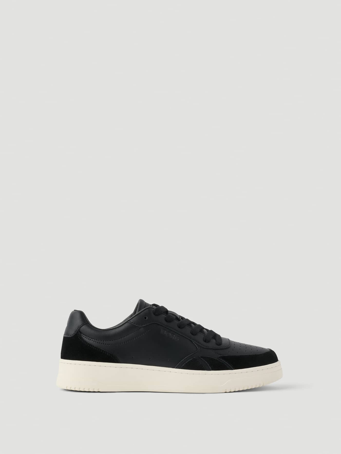 Vue de profil des Men's Victory Leather Sneakers en Noir en cuir au design classique inspiré du tennis. - Image 1