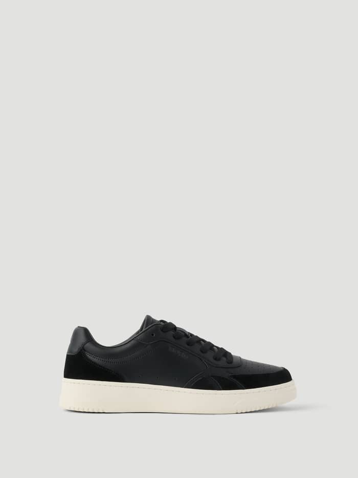 Vue de profil des Men's Victory Leather Sneakers en Noir en cuir au design classique inspiré du tennis.