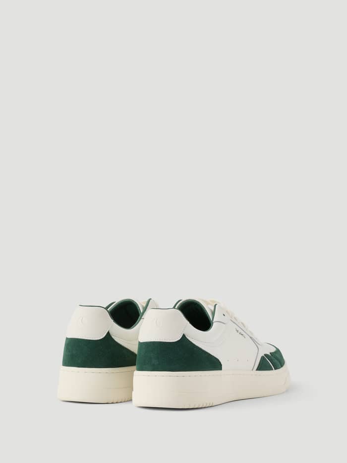 Achteraanzicht van de Men's Victory Leather Sneakers in Wit en Groen, een tennisgeïnspireerd ontwerp van leer en suède. - Image 3