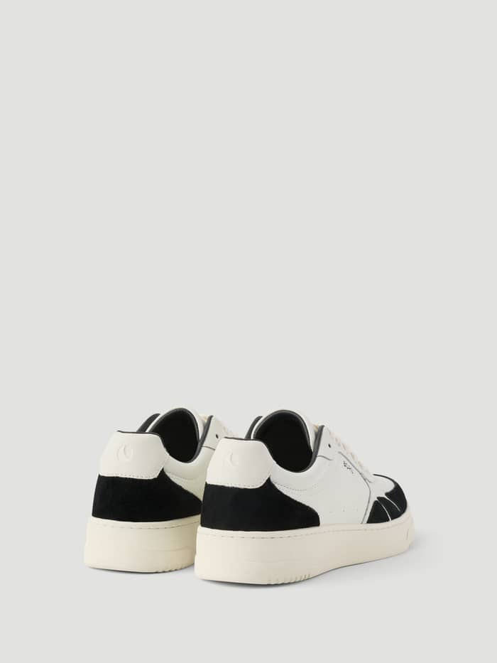 Women's Victory Leather Sneakers i hvid og sort set bagfra i tennis-inspireret stil med hvidt logo på hælen. - Image 3