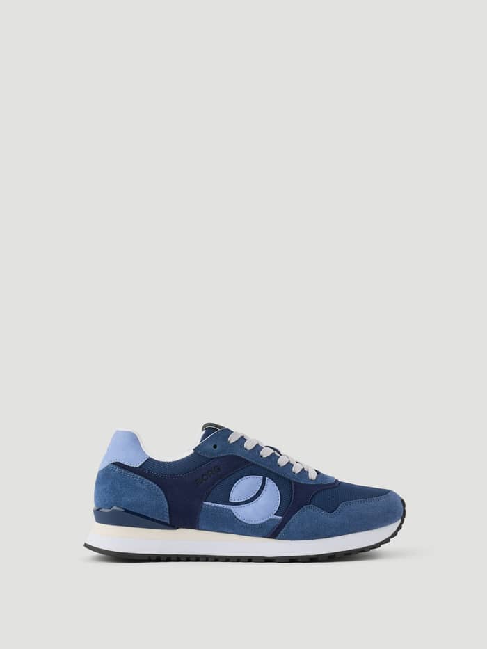 Men's Pulse Sneakers i Marinblå sedda från sidan i mocka och mesh med ljusblå logotyp för löpning.