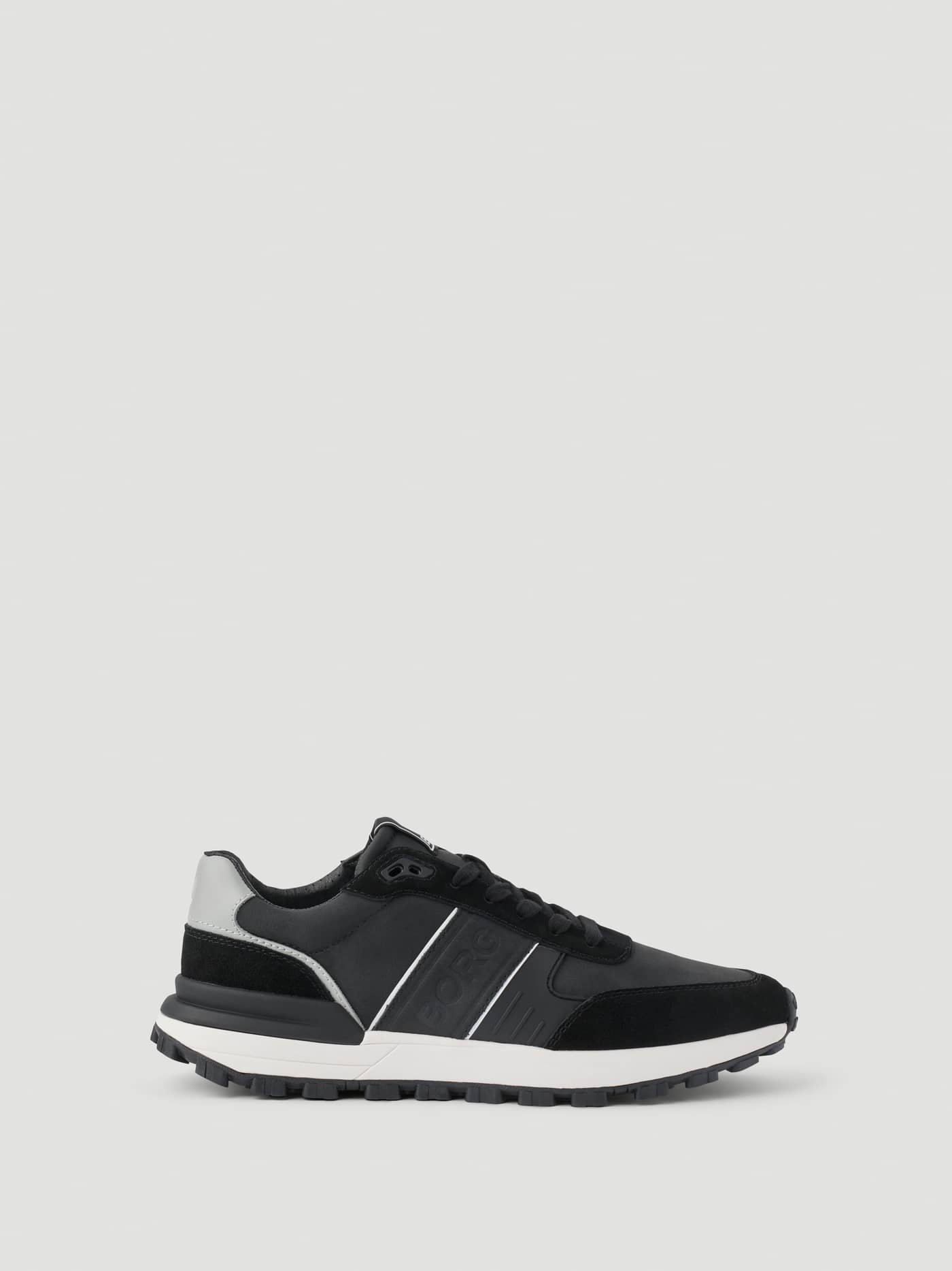 Vue de profil des Men's Pace Nu Sneakers en Noir au design technique idéal pour le running. - Image 1