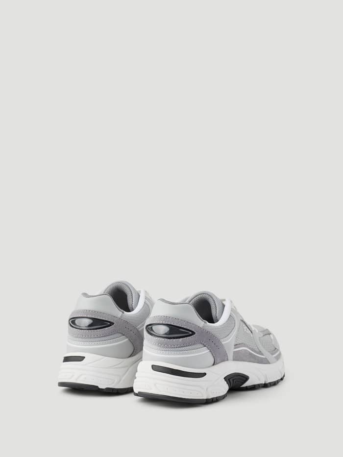 Achteraanzicht van de Women's Alley Sneakers in Grijs en Wit met een running-design en witte logodetails. - Image 4