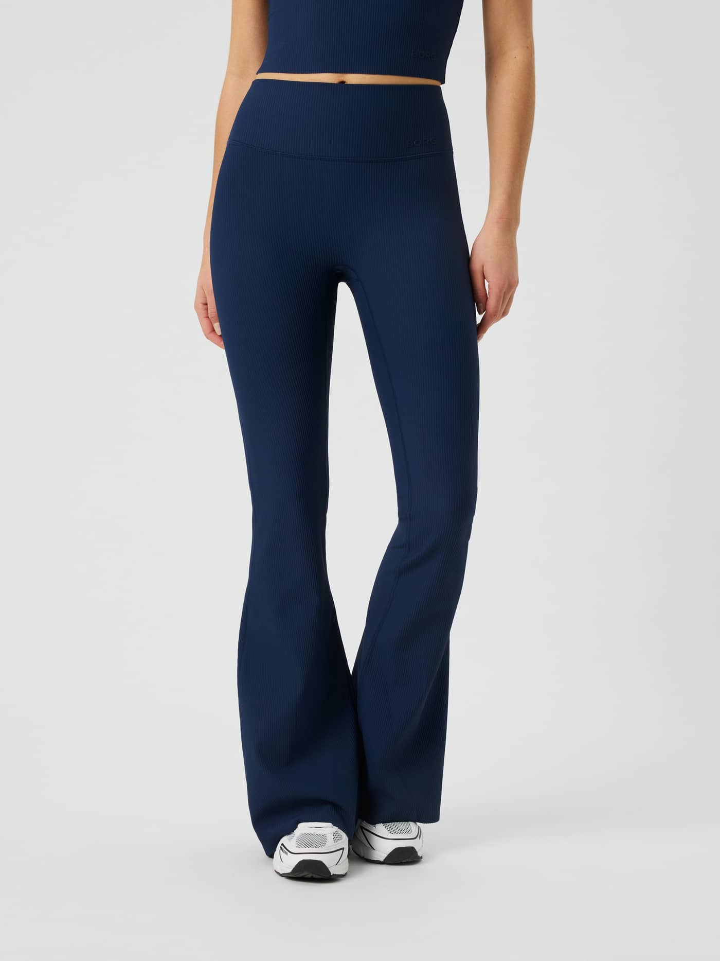 Front view af Studio Ribbed Flare Tights Tall i Dress Blues (blå) med ribbet tekstur og høj talje. - Image 1