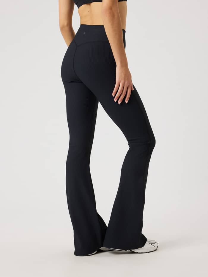Studio Ribbed Flare Tights Tall in Black Beauty (Schwarz) mit Rippstruktur und ausgestelltem Bein für das Training. - Image 2