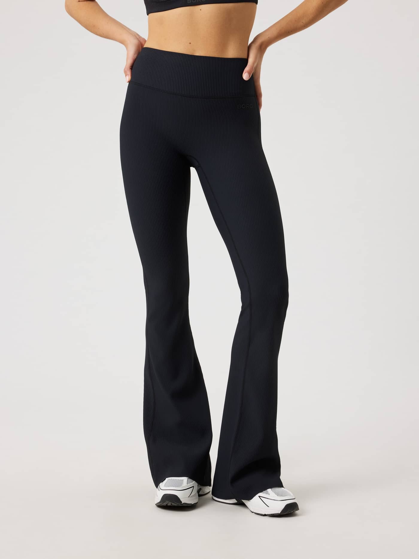 Studio Ribbed Flare Tights Tall in Black Beauty (Zwart) met hoge taille, uitlopende pijpen en zwart logo voor training. - Image 1