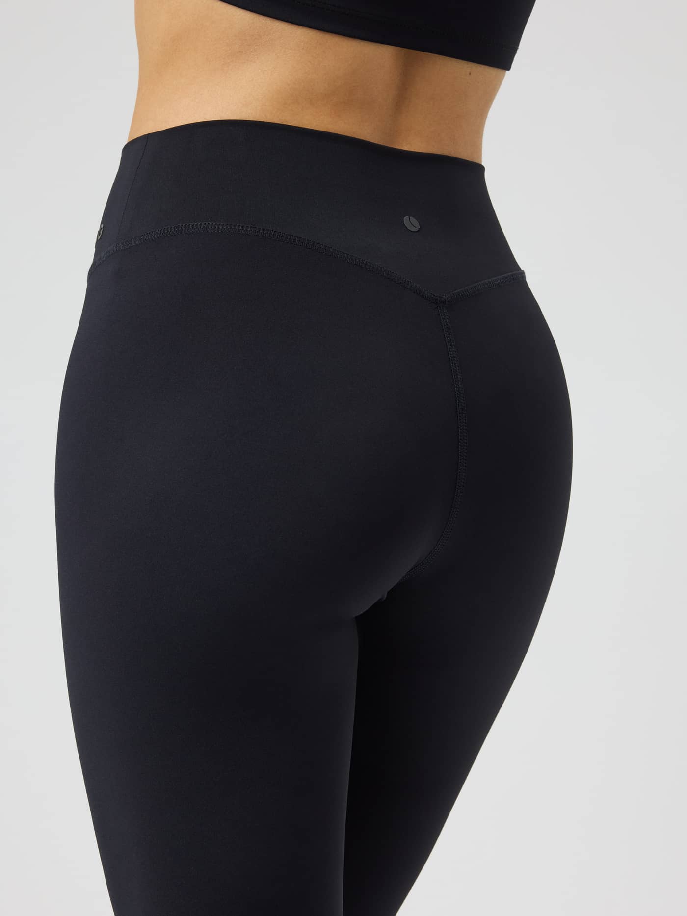 Vue arrière du Studio Essence Tights en Black Beauty (Noir) avec une taille haute et logo de tennis noir pour le training. - Image 5